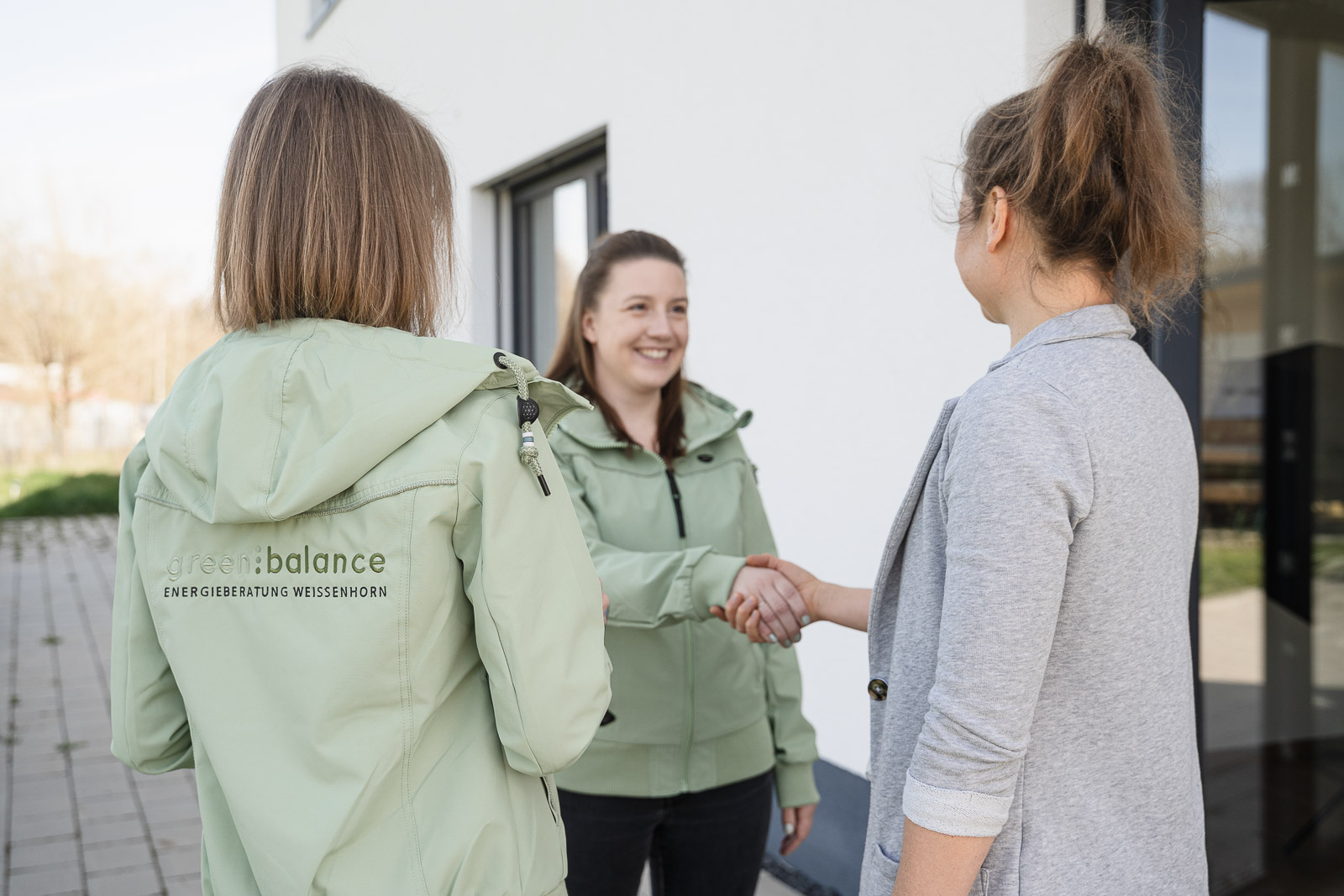 Zwei Mitarbeiter von green:balance im Gespräch mit Kundin – Energieberatung Weißenhorn