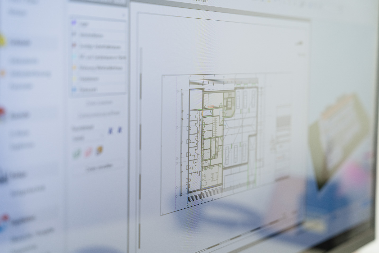 Monitor mit Plan im Hintergrund – Büroeinblick bei green:balance – Energieberatung Weißenhorn  