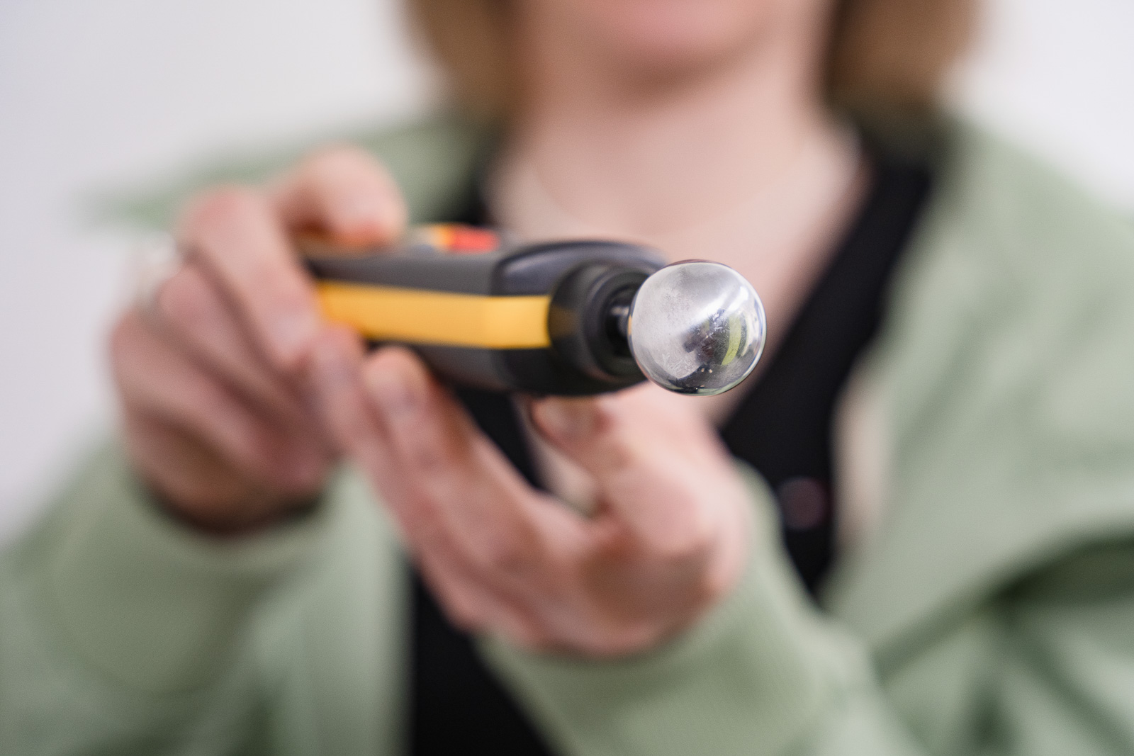 green:balance Mitarbeiterin mit Messinstrument bei der Arbeit – Energieberatung Weißenhorn  