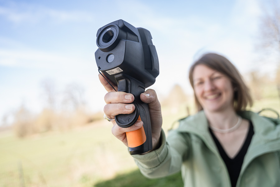 green:balance Mitarbeiterin mit Wärmebild-Messinstrument – Energieberatung Weißenhorn